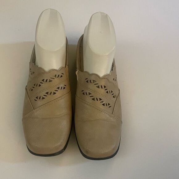 East Street Women’s Beige Slip On Flats Clogs Size 7.5 - Picture 2 of 8